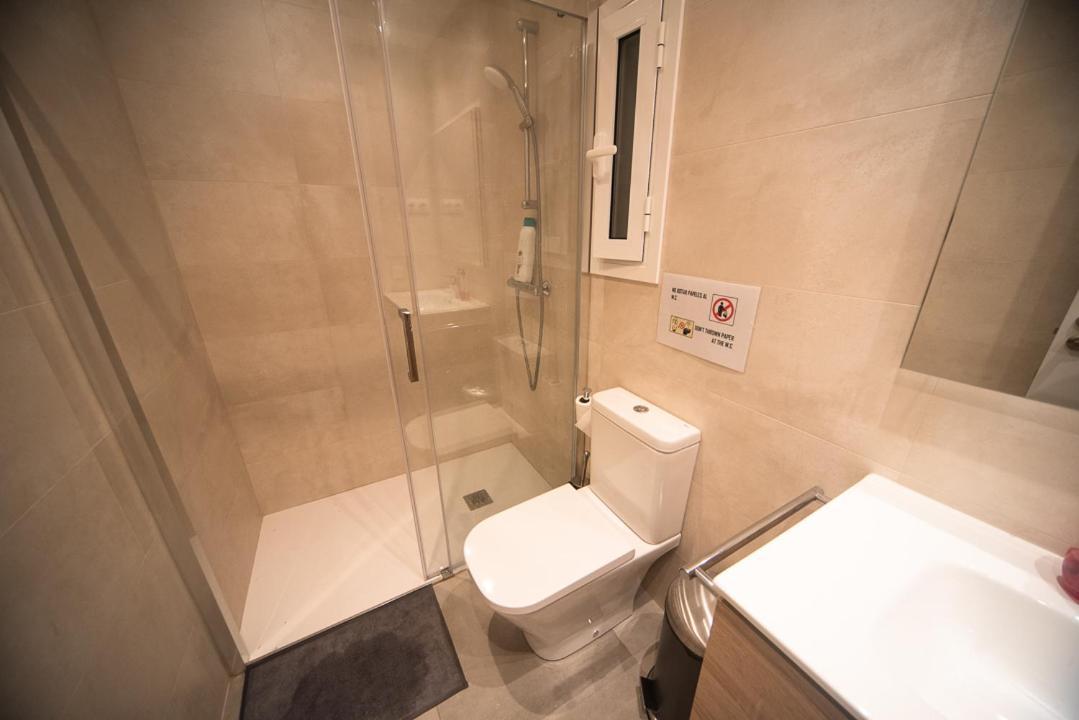 By Universitat Private Rooms Barcelona Kültér fotó