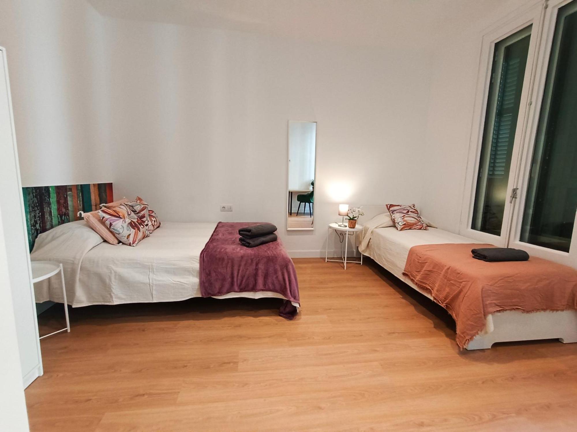 By Universitat Private Rooms Barcelona Kültér fotó